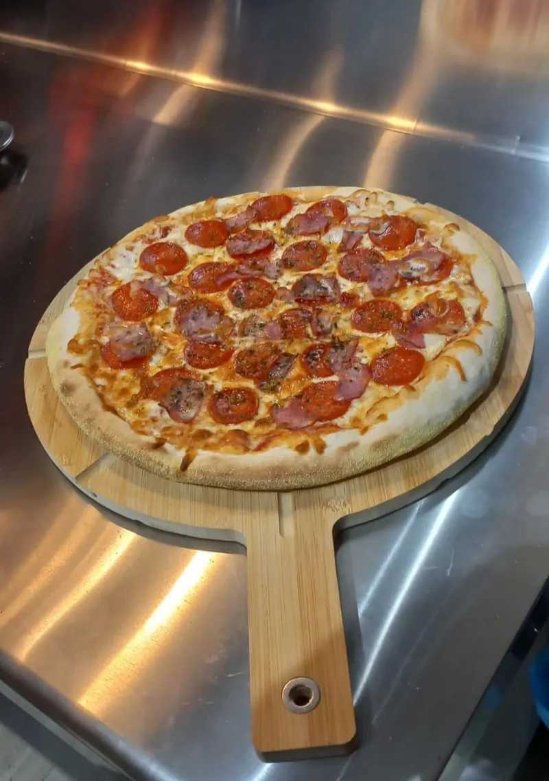 Pizza de peperoni e fiambre